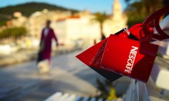 Nescafé: A thousand red mugs